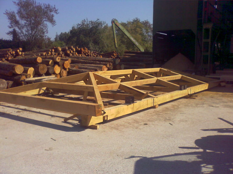 Montage de charpente et structure dans notre atelier